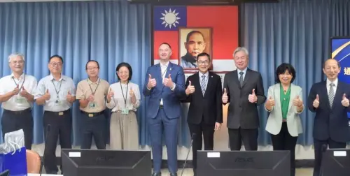 ▲財政部關務署副署長趙台安(右4)到高雄關表揚查緝輸美違規轉運案件有功績優關員，以資鼓勵。(圖／關務署高雄關提供)