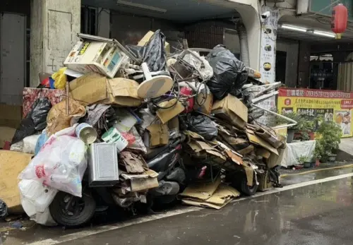 驚！桃園民宅「蟑螂老鼠、17噸垃圾」湧出家門　成強制清理首例