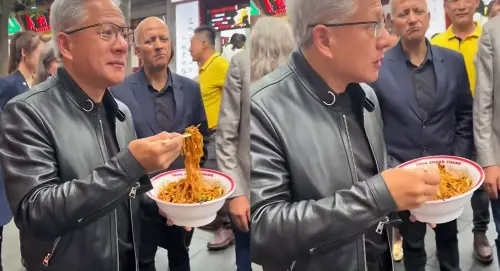 黃仁勳現身北京街頭超親民！站著吃炸醬麵　喝豆汁秒皺眉