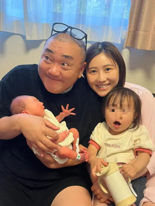 ▲西野未姬（後右）和山本圭壹（後左）分別抱著女兒、兒子合影，一家四口幸福滿溢。（圖／西野未姫IG@nishinomiki_official）