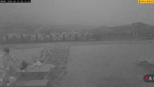 ▲一對男女近日現身陽明山擎天岡戶外桌椅區親熱野戰，全程遭國家公園直播鏡頭拍下，引發大量網友湧入觀看。（圖／翻攝自YT「陽明山國家公園管理處INFO」）