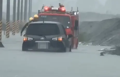 ▲車子受困水中動彈不得，消防車到場救援協助脫困。（圖／翻攝畫面）