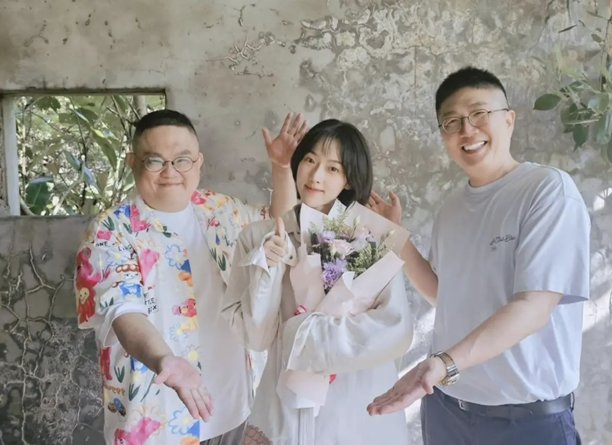 ▲《陽光女子合唱團》讓何曼希（中）成為最幸運新秀，還獲得台北電影獎最佳新演員提名，她感謝評審給予的鼓勵，導演林孝謙（左）與編劇呂安弦（右）也親自獻上祝福。而《女孩》入圍編導兩獎的舒淇，卻心疼邱澤、白小櫻等演員落空，對他們很抱歉。（圖／好時光娛樂有限公司提供）