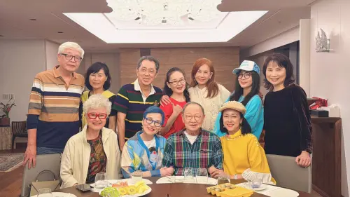 ▲陳美鳳（後排右二）與一群好友聚餐，她的偶像、73歲湯蘭花（前排右一）狀態好得出奇。（圖／陳美鳳 MeiFen臉書）