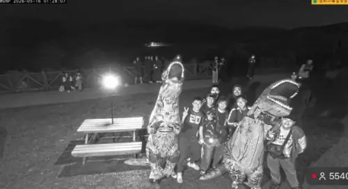 ▲扮演恐龍裝民眾結束後開心對鏡頭君打招呼，在線觀看直播人數超過5500人，當時時間已經是半夜1點半。（圖/YT@陽明山國家管理處）