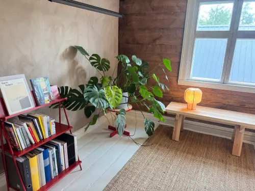 ▲空間中錯落擺放著各式玻璃花瓶打樣、設計書籍與收藏品。（圖／記者鍾怡婷攝）