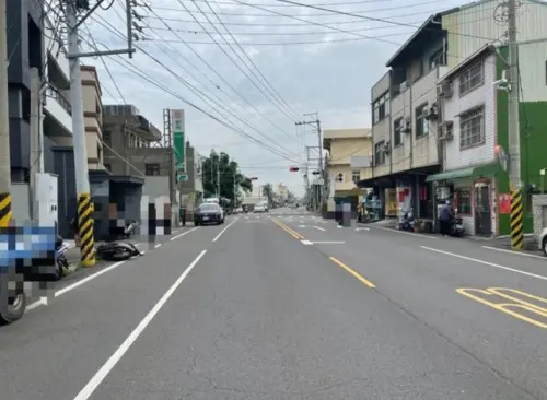 ▲張姓高中生從住處前往鹿港上課，行經鹿和路四段時為了閃避迴轉的林婦，失控偏離車道自撞電線桿，傷勢太重送醫不治。（圖/翻攝畫面）