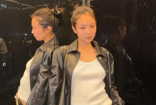 ▲Jennie靠著鏡子的美照中，被發現倒影與正面臉蛋有落差。（圖／翻攝自Jennie IG@jennierubyjane）