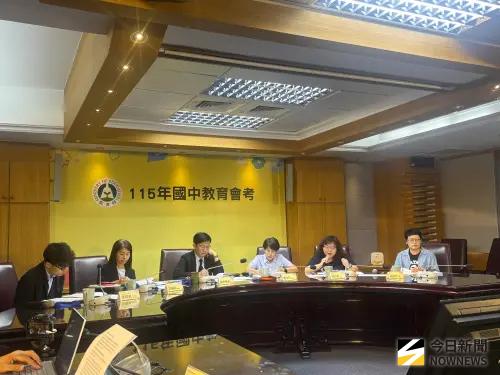 ▲由左至右分別為，教育部國民及學前教育署國中小組代理組長張硯凱、副署長許麗娟、政務次長張廖萬堅、新北市中平國中社會（地理）教師賈生玲、高雄市明義國中社會（歷史）教師陳麗婷、 高雄市路竹高中社會(公民與社會)教師師秀玲。（圖／記者李青縈攝）