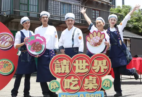 ▲隋棠（左起）、藍正龍、陳隨意、浩子與千千一起合作《請世界吃桌》，為了在信義區辦桌，從早上7點半就開始忙。（圖／記者邱曾其攝）