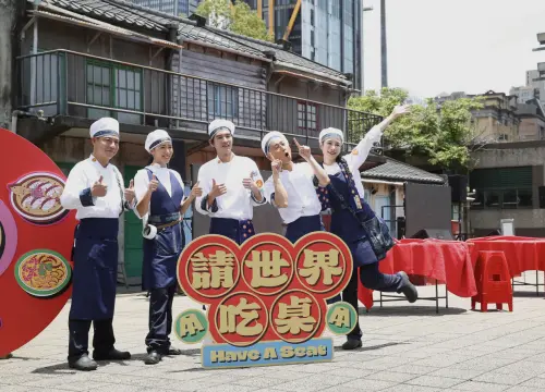 ▲陳隨意（左起）、隋棠、藍正龍、浩子、千千，在《請世界吃桌》聯手辦桌，都有不少感觸。（圖／記者邱曾其攝）
