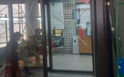 ▲孫安佐今日清晨被警方帶到北投分局，預計2點出來。（圖／記者林柏年攝）