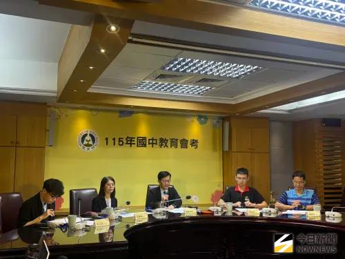▲由左至右分別為，教育部國民及學前教育署國中小組代理組長張硯凱、副署長許麗娟、政務次長張廖萬堅、台北市北投國中數學教師林柏嘉、桃園市平鎮國中數學教師劉建成。（圖／記者李青縈攝）