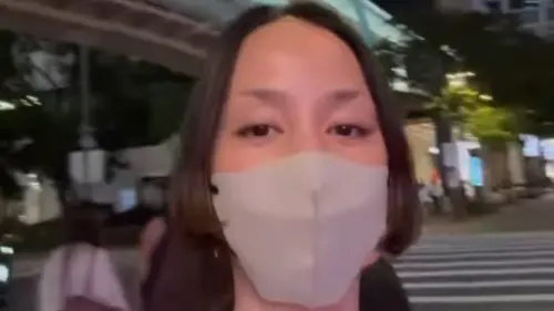 日本超大咖天后出沒信義區！馬路上自拍沒人認出　粉絲一看捶心肝
