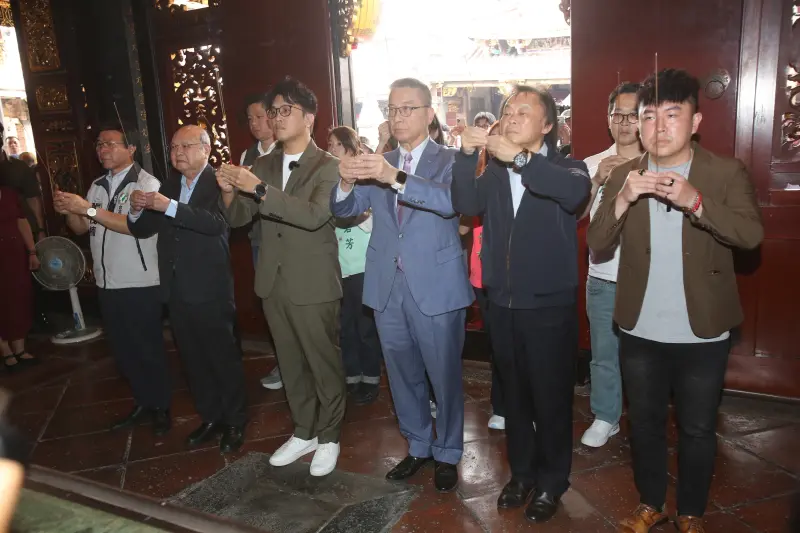    ▲沈伯洋上週三被徵召參選台北市長後，下午赴台北保安宮參香祈福。（圖／記者邱曾其攝，2026.05.16）  