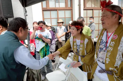 ▲市長黃偉哲特別前往「台南×松本 BONBON文化交流祭」現場與日本友人一同參與踩街活動。（圖／南市府提供）
