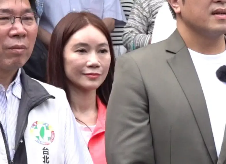    ▲陳怡君與議員參選人、徐國勇、沈伯洋一同參拜，引起外界關注。（圖／記者朱永強攝，2026.05.16）  