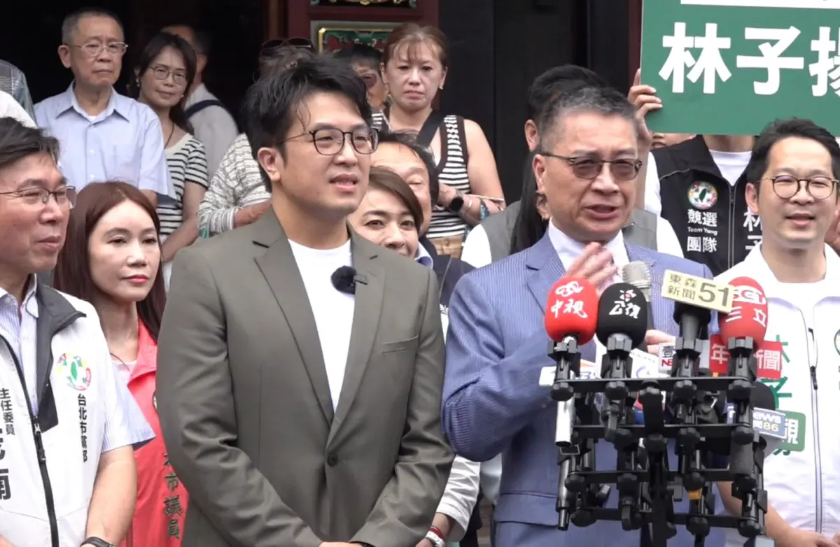 ▲台北市長參選人沈伯洋（左）猛攻雙城論壇是「破口」。（圖／記者邱曾其攝）