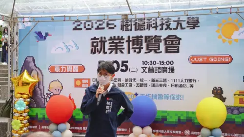 ▲林楷軒向青年學子介紹「大港青年實習站」及青年職涯相關資源。（圖／高市府青年局提供）