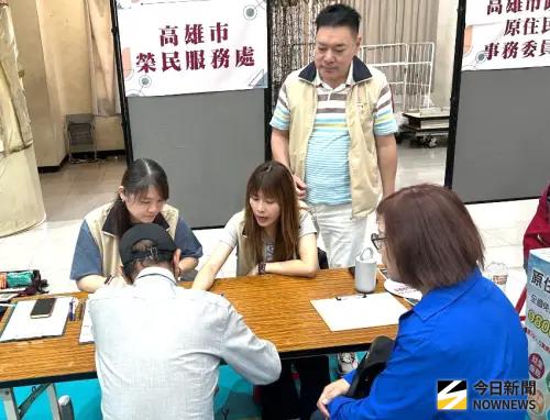 ▲高雄市榮民服務處也派員到場為退除役官兵轉換跑道進行諮詢服務。(圖／記者黃守作攝，2026.05.16)
