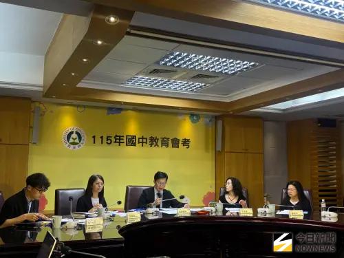 ▲由左至右分別為，教育部國民及學前教育署國中小組代理組長張硯凱、副署長許麗娟、政務次長張廖萬堅、苗栗縣造橋國中校長林孟君、嘉義縣東石國中國文教師李育靜。（圖／記者李青縈攝）