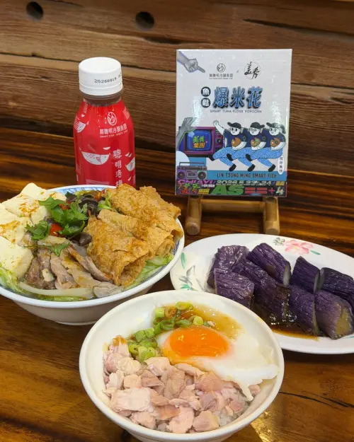 ▲「狗冠想嘉」聰明套餐由主唱、吉他手狗柏以及鍵盤手冠佑指定，菜色有沙鍋菜搭配火雞肉飯、太陽蛋等。（圖／林聰明沙鍋魚頭提供）