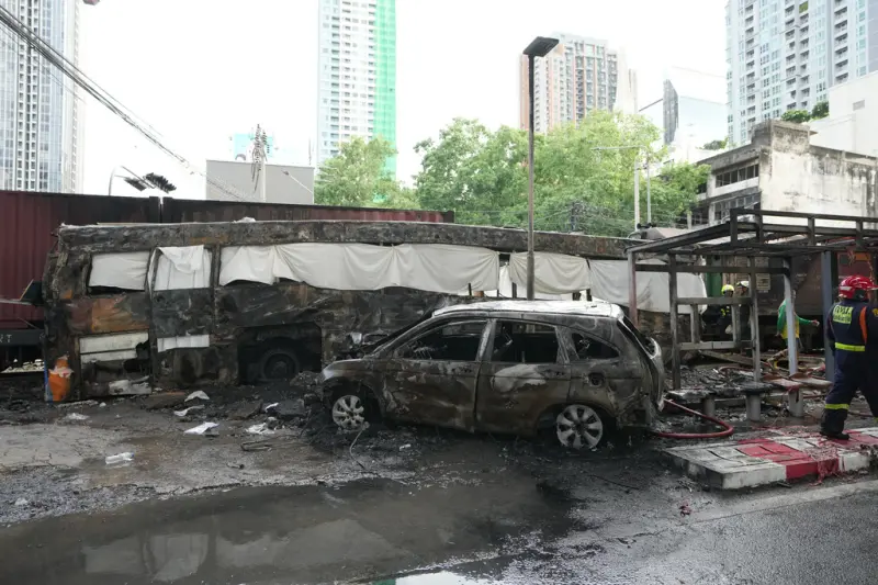    ▲列車與公車在平交道的嚴重撞擊波及現場多輛汽機車。（圖／美聯社／達志影像）  