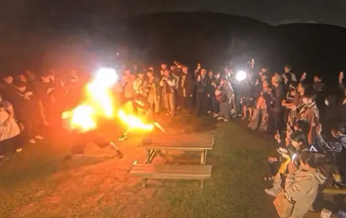 ▲擎天崗大草原爆紅引來民眾朝聖，甚至有人在現場直接打起戰鬥陀螺賽、表演火舞等，直播人數每天都在創新高。（圖/YT@陽明山國家公園管理處）