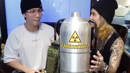 ▲重讀（右）表示不知道火槍有經過改造，不過他與孫安佐（左）在3年前就曾一起拍過火槍的影片。（圖／翻攝YouTube）