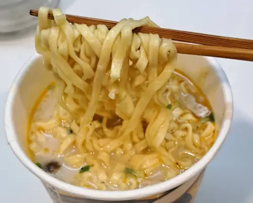 ▲拉麵道「特濃豚骨風味」主打重現現煮拉麵般的口感，原價一杯要價49元，目前僅在7-11超商限定上市。（圖／泡麵公社 泡麵俱樂部臉書）