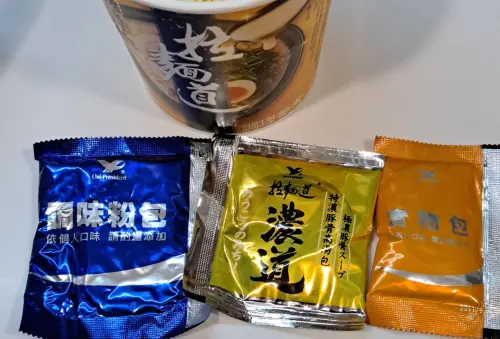 ▲拉麵道特濃豚骨風味湯頭如同長時古法熬製的日式豚骨高湯，調味包甚至還提供高湯包，讓湯頭喝起來更濃郁。（圖／泡麵公社 泡麵俱樂部臉書）