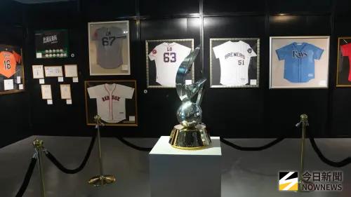 ▲「中信60甲子緣」棒球特展，展出2024棒球12強冠軍獎盃。（圖／記者呂炯昌攝）