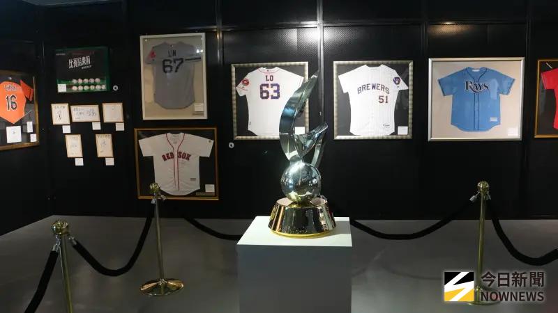    ▲「中信60甲子緣」棒球特展，展出2024棒球12強冠軍獎盃。（圖／記者呂炯昌攝）  