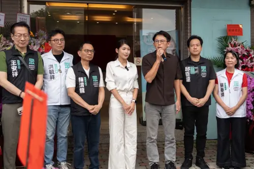 ▲民眾黨台中市議員參選人劉芩妤服務處揭牌，民眾黨主席黃國昌、民眾黨台中市黨部主委陳清龍到場力挺。（圖／民眾黨提供）