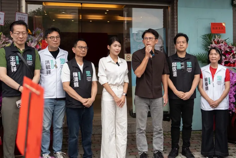    ▲民眾黨台中市議員參選人劉芩妤服務處揭牌，民眾黨主席黃國昌、民眾黨台中市黨部主委陳清龍到場力挺。（圖／民眾黨提供）  