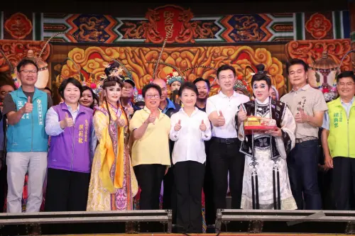 ▲盧市長與-青陽大大爺-台灣第一丑角-陳勝在及明華園日字團當家小旦鄭雅升合影.（圖／市府提供）
