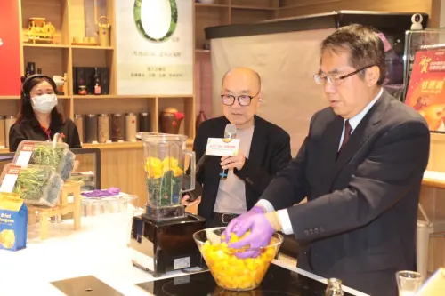 ▲ 台南市長黃偉哲也親手製作「芒果綠拿鐵」，以新鮮香甜的台南芒果推廣夏季限定美味，現場互動熱烈。（圖／南市府提供）