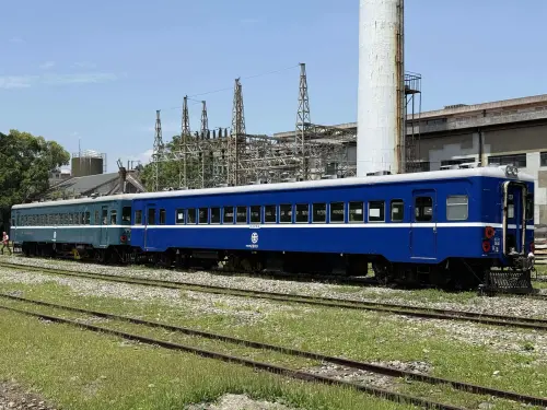 ▲留下了台北市區內唯一仍行駛於地面鐵軌上的「活火車」，能夠搭乘到DR2303 號藍皮柴油客車。（圖／國家鐵道博物館）