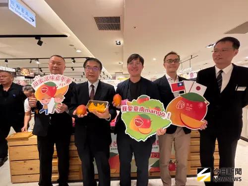 ▲台南市長黃偉哲有台南農產品「最佳代言人」稱譽，今日親自前進台中，行銷台南愛文芒果鮮甜好滋味，（圖／記者金武鳳攝，2026.5.17)