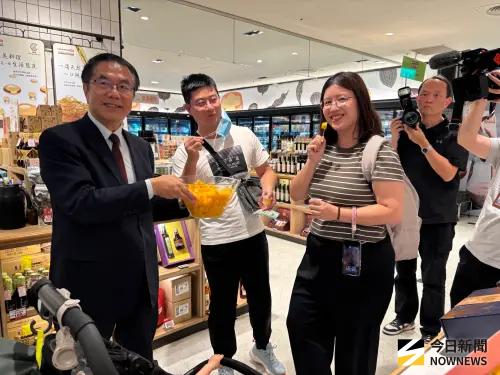 ▲台南市長黃偉哲行銷台南愛文芒果，親自在賣場請消費者試吃，親和態度大受好評。（圖／記者金武鳳攝，2026.5.17)