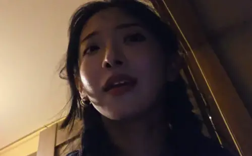 ▲企鵝妹進入飯店之後，遭遇粉絲透過直播跟蹤上前攀談。（圖／Twitch@Jinnytty）