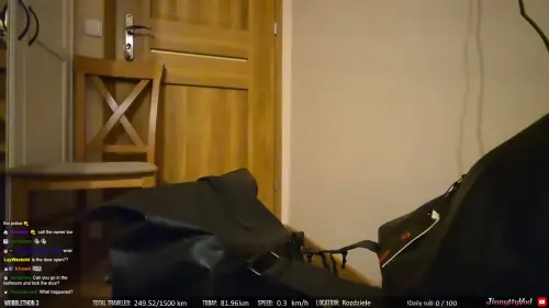 ▲企鵝妹用椅子擋住房門，防止變態粉絲闖門闖入。（圖／Twitch@Jinnytty）