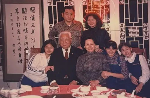 ▲大S（前排右二）去年染上流感併發肺炎病逝異鄉，小S（前排右一）17日再度發文私念二姊。（圖／翻攝自Dee IG＠elephantdee）