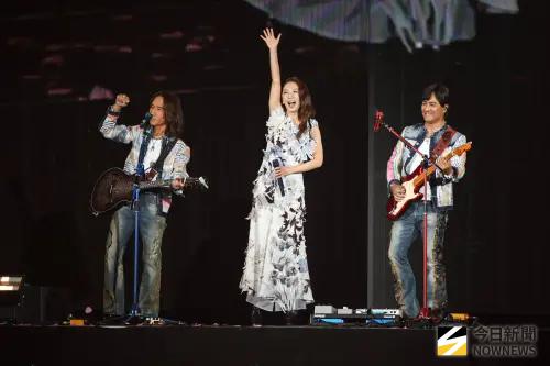 動力火車合體Hebe！尤秋興告白喊女神　爆Selina、Ella是備胎　