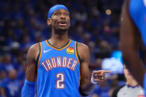 ▲「SGA」亞歷山大（Shai Gilgeous-Alexander）蟬聯了2025-26賽季的NBA例行賽MVP，成為史上第14位背靠背拿下此殊榮的球員。（圖／美聯社／達志影像）