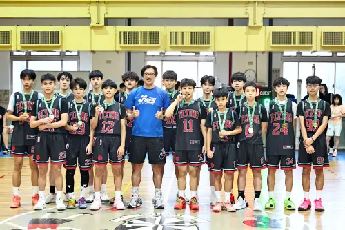 ▲奪下U19籃球聯盟U15發展組A總冠軍的Flying飛翔，本季以7戰全勝的傲人戰績完美封王。（圖／U19籃球聯盟提供）