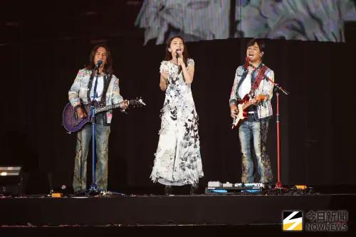 ▲動力火車演唱會最終場找來師妹Hebe（中）擔任嘉賓，一出場就讓全場暴動。（圖／記者朱永強攝影）