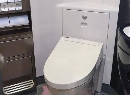 ▲台灣高鐵首組N700ST列車廁所升級，每一座馬桶都使用免治馬桶，廁所外也都附有洗手台、也有專屬洗手台、窗簾、梳妝室，哺乳室，還有插座和掛鉤等設備。（圖／台灣高鐵臉書）