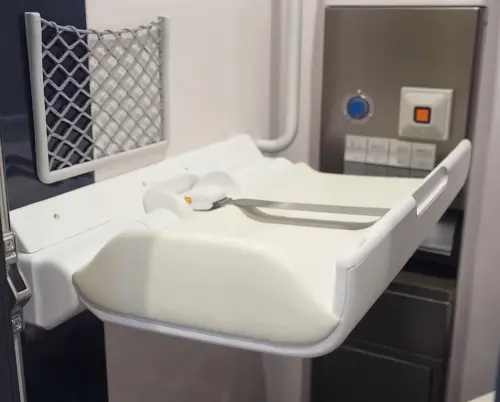 ▲台灣高鐵首組N700ST在專屬洗手台、哺乳室等區域，也配備了充足的插座與掛鉤，更照顧各種旅客多元需求。（圖／台灣高鐵臉書）