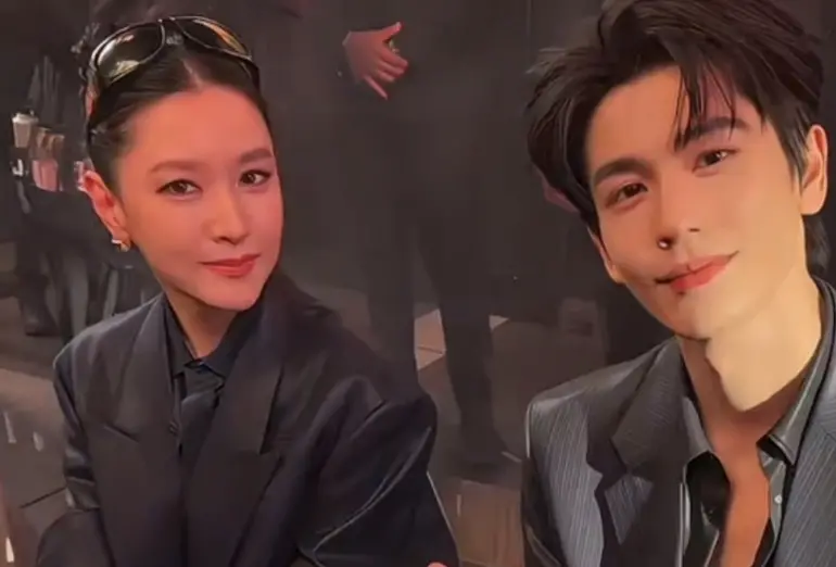 ▲中國人氣演員張凌赫（右）在紐約時間16日晚間受邀出席GUCCI 2027早春時裝秀，在大秀現場和韓國女演員李英愛（左）相鄰而坐，李英愛還害羞稱讚他好帥。（圖／張凌赫工作室提供）